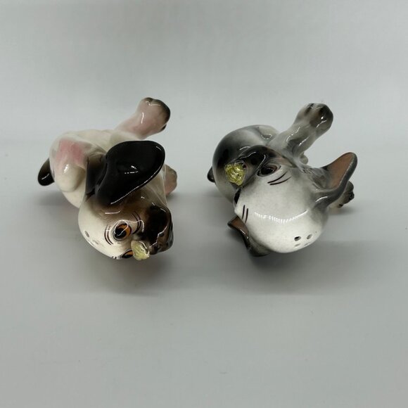 Vintage Kitschy Salt and Pepper Shakers Dog Puppy With Bee On Noses Japan 1950s - Picture 5 of 9